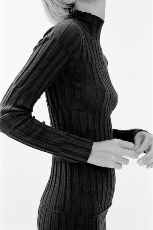 moterys Zara trikotažinė suknelė su briaunuotu kaklu antracito pilka apranga 4N488227